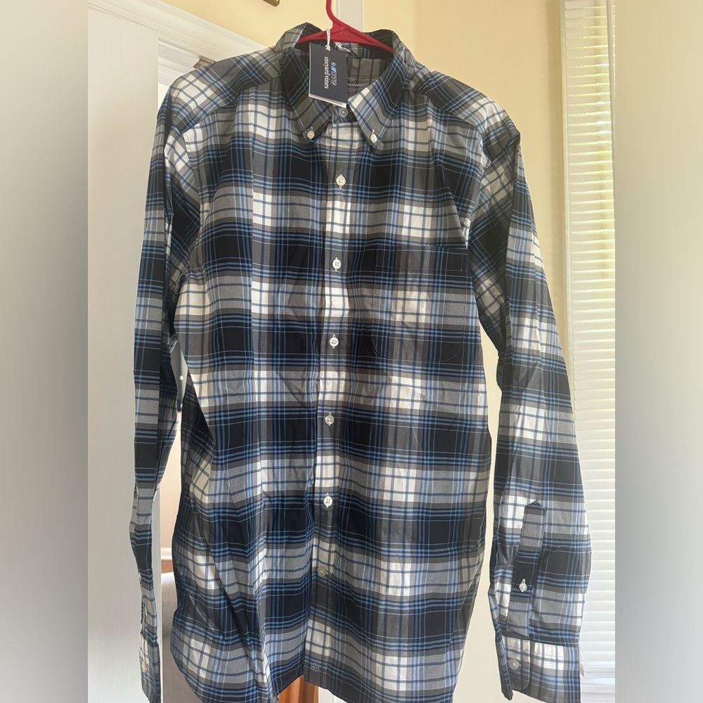 Vineyard Vines On the ago men’s button down shirt. Size large